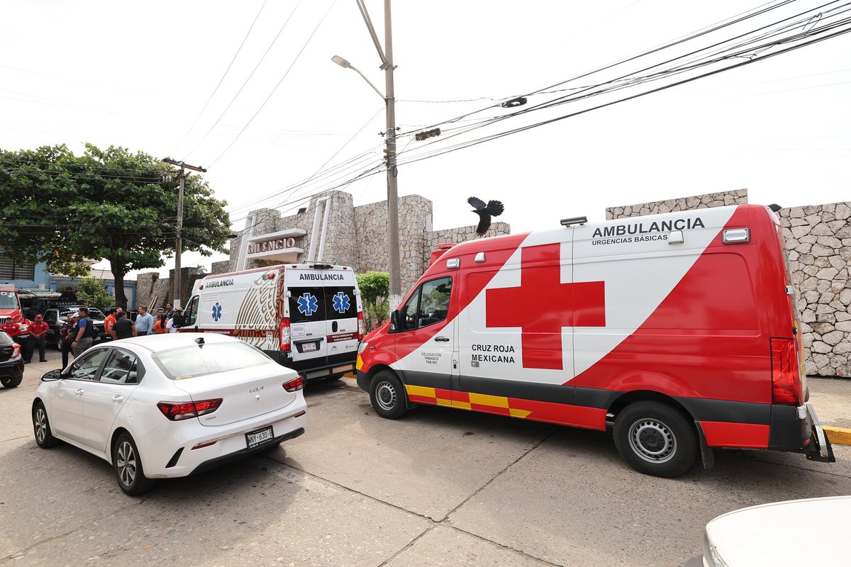 #Enterate 🔴 Porque #AyudarNosMueve  Ambulancias y paramédicos de #CruzRojaTabasco 🚑 participarán activamente en el resguardo y atención de los asistentes a los distintos panteones de la entidad este #DiaDeMuertos  🪦 recuerda ante una emergencia llama al 9-1-1  📱