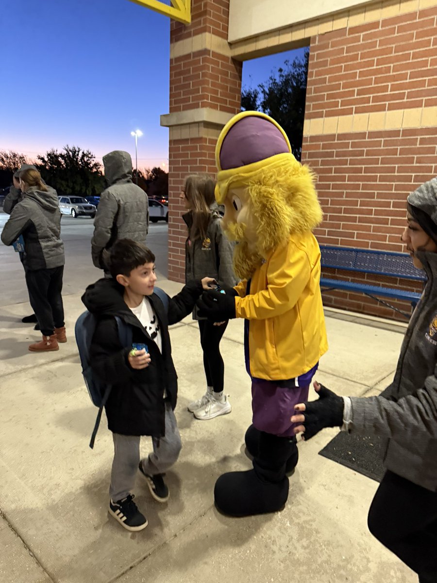 🏡Conqs in the Community🏡 

DC3 Cheer participated in a Halloween High-Five🫸🫷 Friday at Ross Elementary....Conqs gave out some High Fives✋&amp; treats to the kids #GoConqs #ConqsInTheCommunity