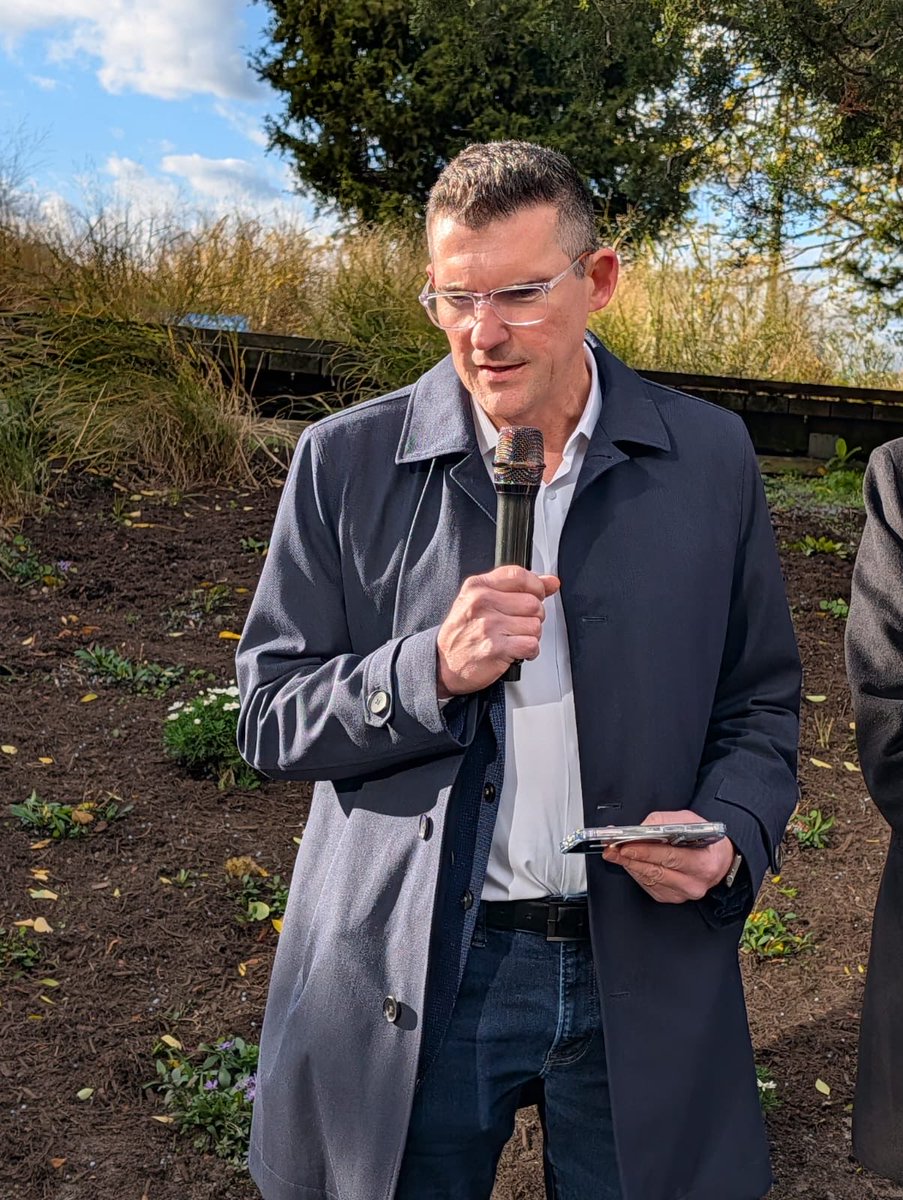 Nuestro más sincero reconocimiento a Martín Marro, sobreviviente del atentado, quien ha acompañado cada año este acto, manteniendo vivo el recuerdo de sus amigos y de todas las víctimas.