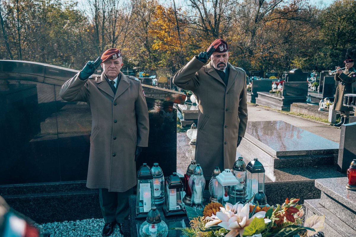 _6BPD_'s tweet image. 🕯️Żołnierska pamięć… #6BPD
—————————————
Tuż przed Dniem Wszystkich Świętych, Dowódca 6BPD płk Piotr Bieniek oraz delegacje żołnierzy batalionów oddali hołd patronom, kombatantom i weteranom, którzy dla Ojczyzny oddali to co najcenniejsze – życie. 🇵🇱