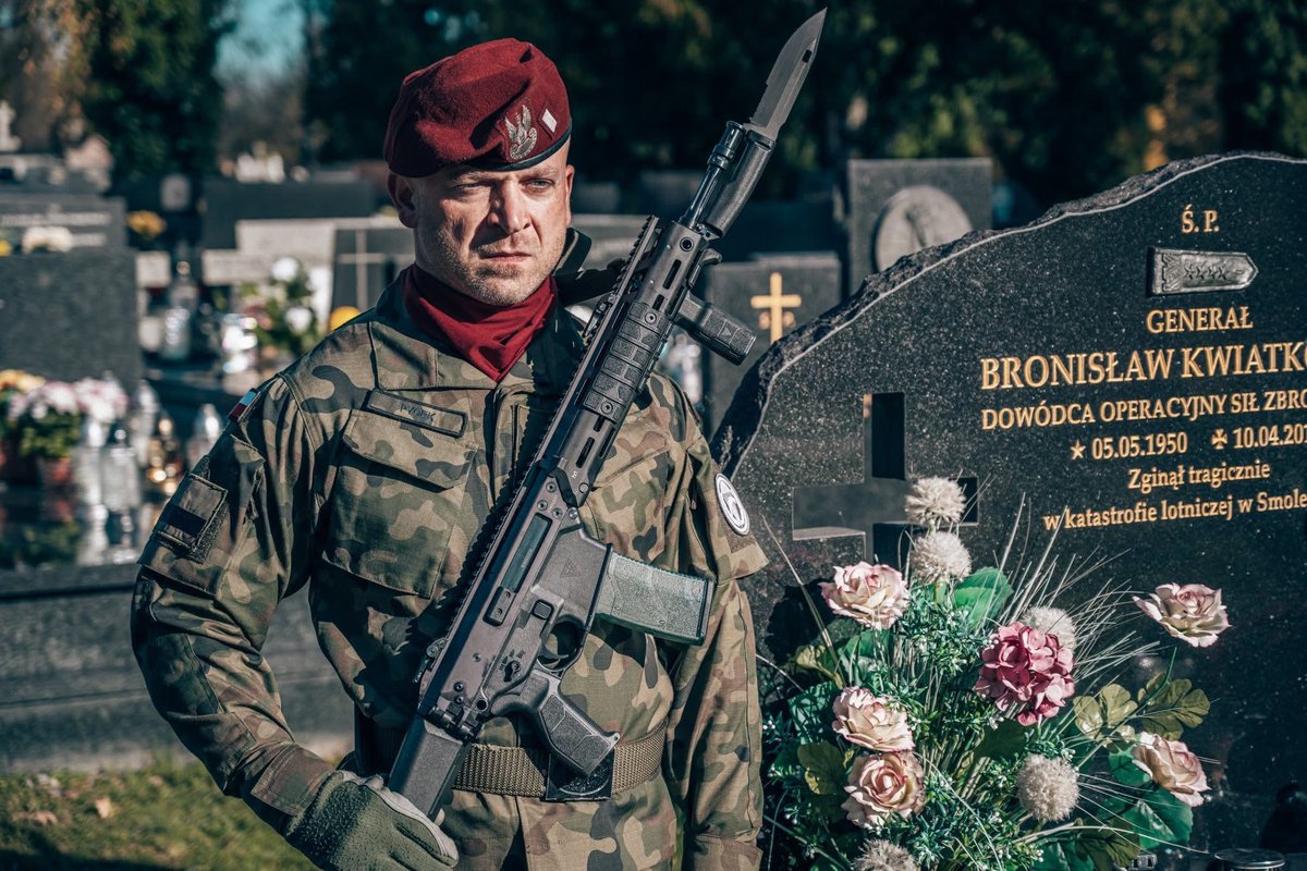 _6BPD_'s tweet image. 🕯️Żołnierska pamięć… #6BPD
—————————————
Tuż przed Dniem Wszystkich Świętych, Dowódca 6BPD płk Piotr Bieniek oraz delegacje żołnierzy batalionów oddali hołd patronom, kombatantom i weteranom, którzy dla Ojczyzny oddali to co najcenniejsze – życie. 🇵🇱
