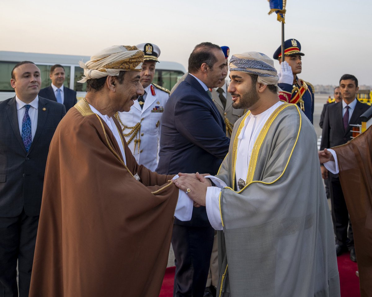 صاحب السمو السيد #ذي_يزن_بن_هيثم آل سعيد ، وزير الثقافة والرياضة والشباب يصل إلى جمهورية مصر العربية الشقيقة لترؤس وفد #سلطنة_عمان المشارك في افتتاح المتحف المصري الكبير يوم غدٍ السبت بالقاهرة ، حيث كان في استقبال سموه معالي المستشار محمود فوزي وزير الشؤون النيابية والقانونية .