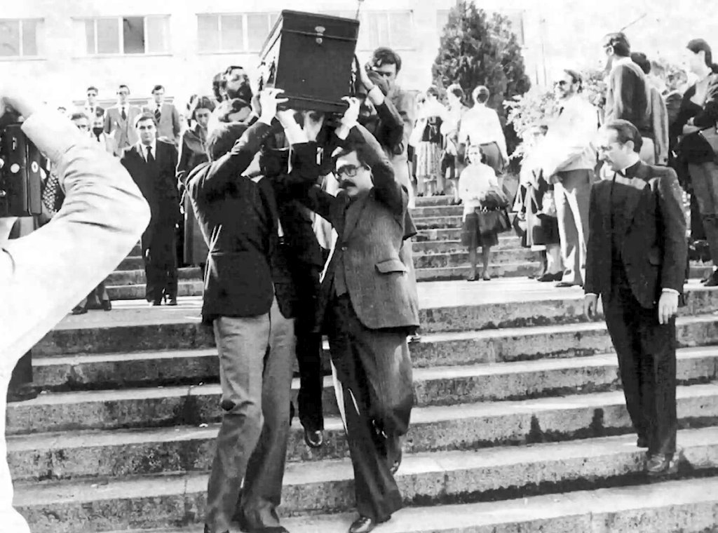 "No puedo abandonar, no quiero que mis hijos piensen que soy un cobarde"
D. Juan de Dios Doval de Mateo, padre de 2 niños de 5 y 7 años, señalado, amenazado y asesinado con 3 balazos en SS por los cobardes de ETA

"Sabía que le iban a matar: 'Reza por mí'"
mapadelolvido.blogspot.com/2012/06/juan-d…