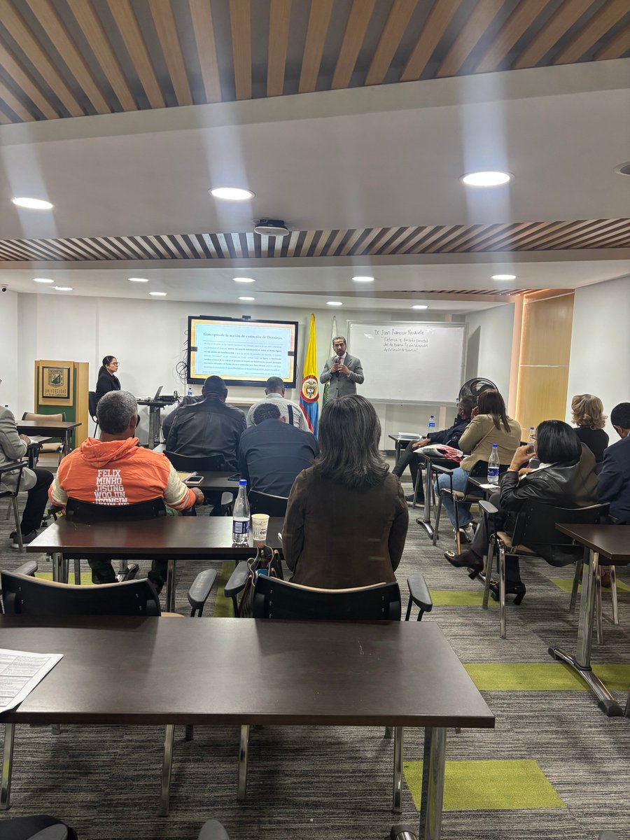 NavarreteConsu3's tweet image. ⚖️ Gracias a @ulagrancolombia por el espacio para hablar sobre Extinción de Dominio y el tercero de buena fe. Un honor compartir con maestrantes de República Dominicana 🌎🤝 Seguimos fortaleciendo el estudio jurídico ✨📖 #ColegioAbogadosCasacionistas #ACDPC #Abogacía
