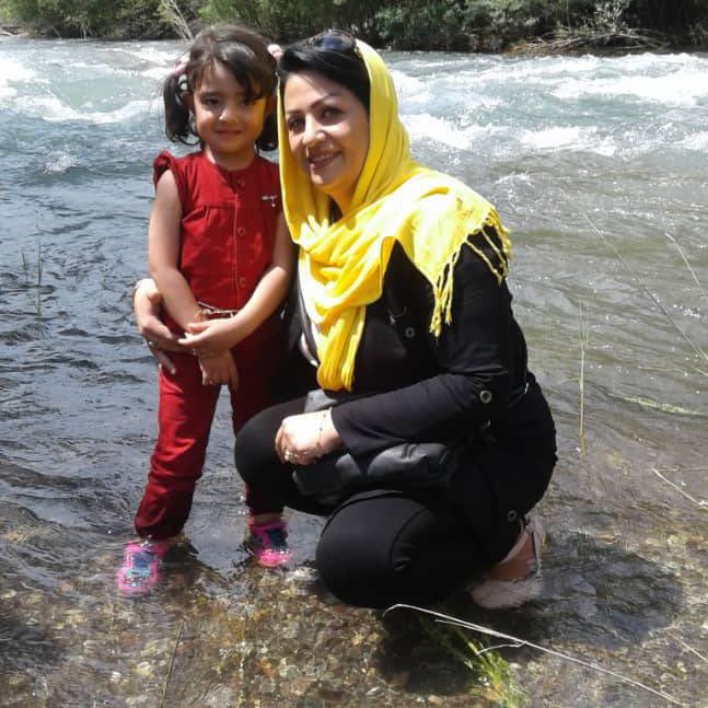 روایت برادر #آمنه_شهبازی، جان‌باختهٔ اعتراضات آبان ۹۸
مادرم بارها به آمنه گفته بود: «تو مادر سه بچه هستی، به اعتراضات نرو.»
اما آمنه پاسخ داد که دقیقاً به خاطر آیندهٔ این سه بچه و دیگر کودکان باید برود و در خیابان‌ها حضور داشته باشد.
در روز ۲۶ آبان، وقتی آمنه دید جوانی پایش تیر