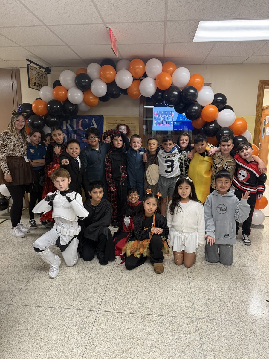 Happy Halloween from room 206 ! #WeAreBethpage <a href="/BethpageUFSD/">BethpageUFSD</a> <a href="/TierneyBethpage/">Julianne Inghilterra</a> 🎃👻🧡
