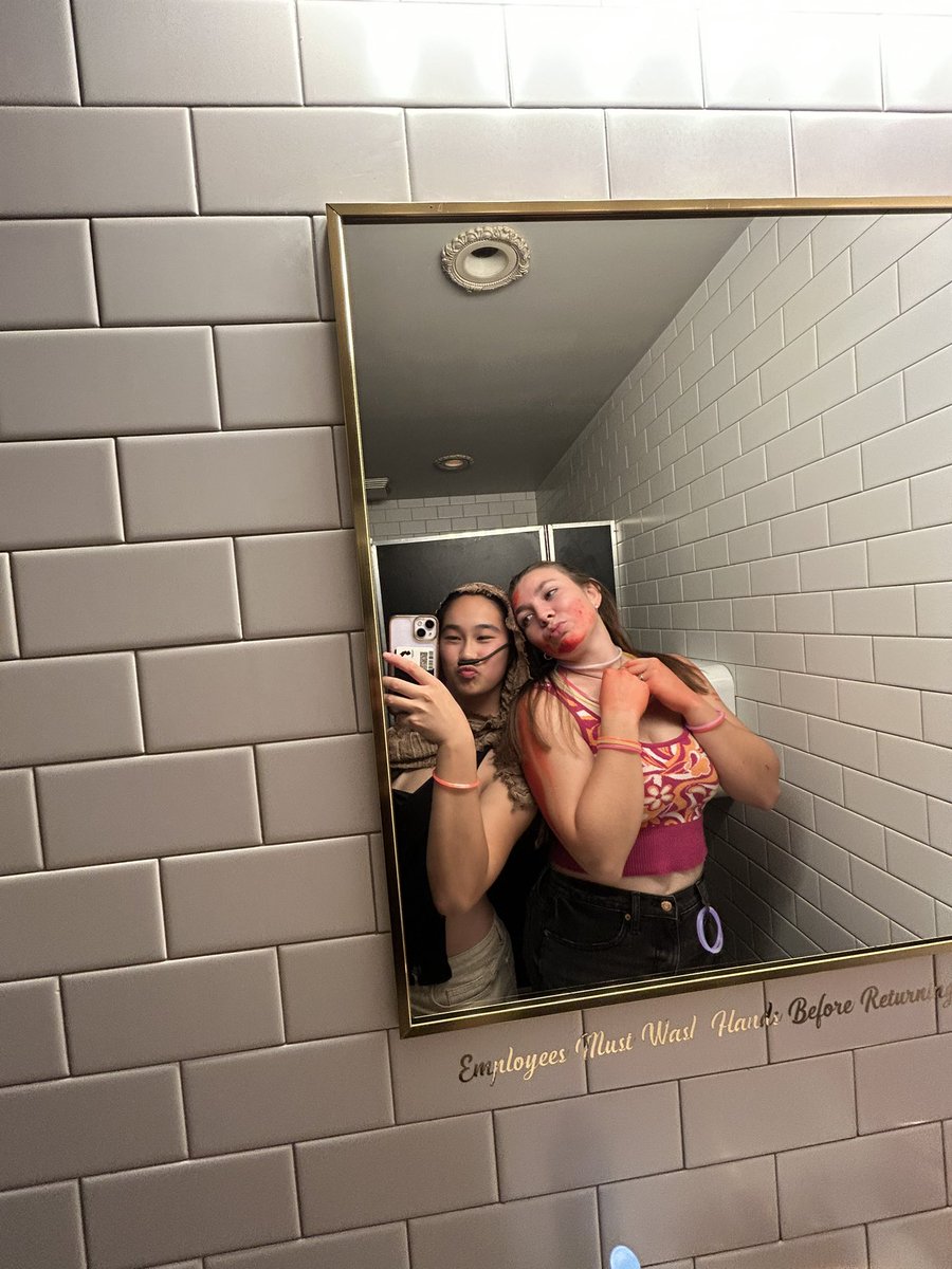 hadershoe's tweet image. dressed up as lady jessica and met @ali_sivi i think my life is complete!
thank you @TheCinegogue 😈😈