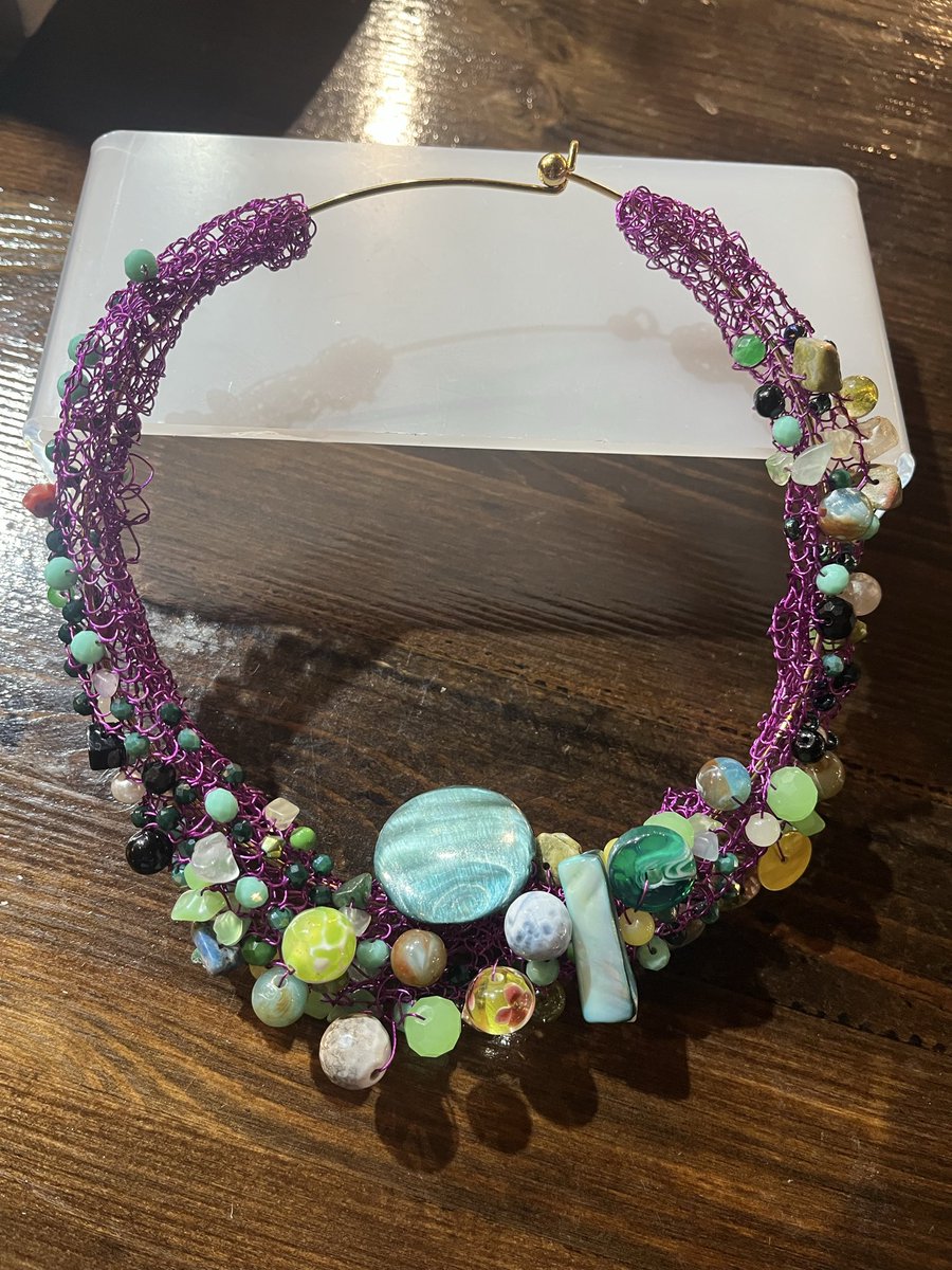 Sempere Joyas con Alma presenta una colección donde la fuerza del acero se entrelaza con la delicadeza de las piedras naturales. Cada collar es una obra artesanal tejida a mano, en la que la técnica ancestral se funde con un diseño contemporáneo.