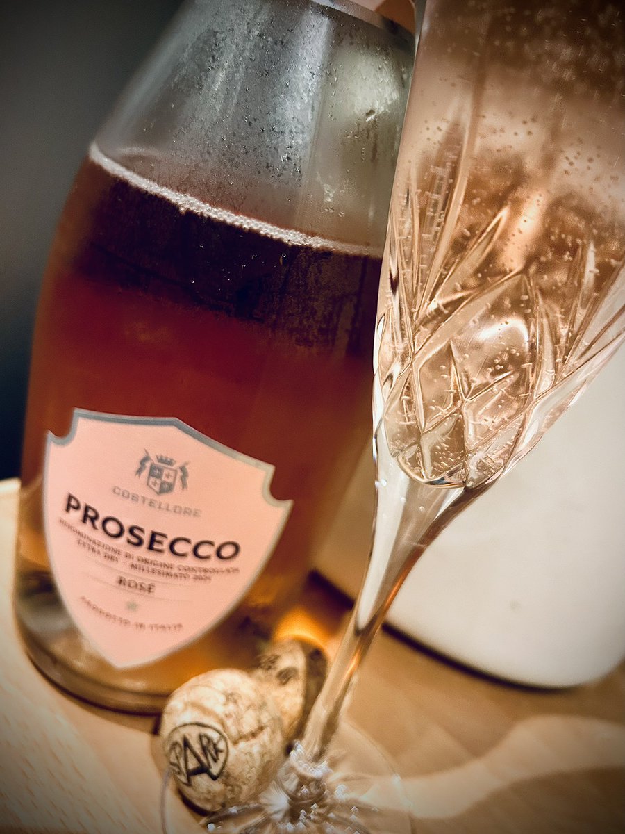 HellingtonBoots's tweet photo. Happy #FizzyFriday! 🥳
I’ve popped and poured 🍾
Cheers my dears 🥂
🍑s 🆙
Here’s to a tough, but successful October coming to an end! 😬😅
Have a lovely evening. 💞 https://t.co/W9l4CrYDMs