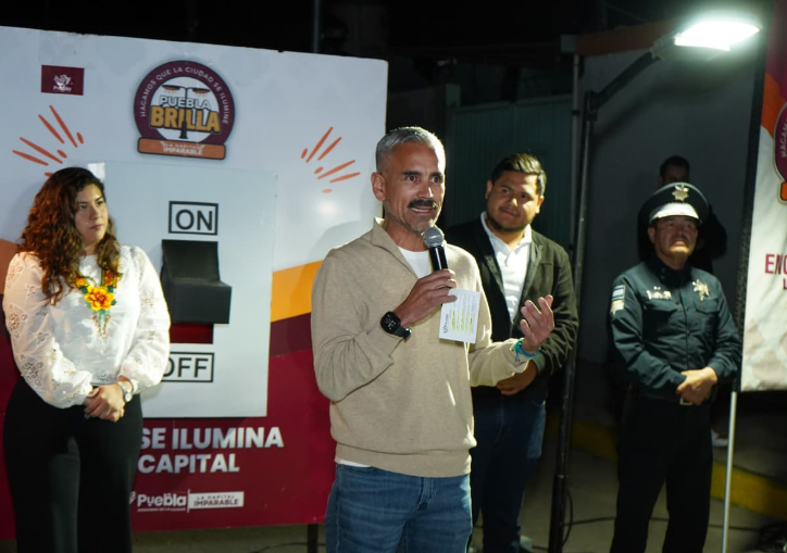 VirtualNotMX's tweet image. 🏡 CAPITAL |  Inauguran iluminación con tecnología LED en la colonia del Valle dlvr.it/TP0Nvs 🔗 #IluminaciónLED #PueblaBrilla #TecnologíaLED #ServiciosPúblicos #Modernización