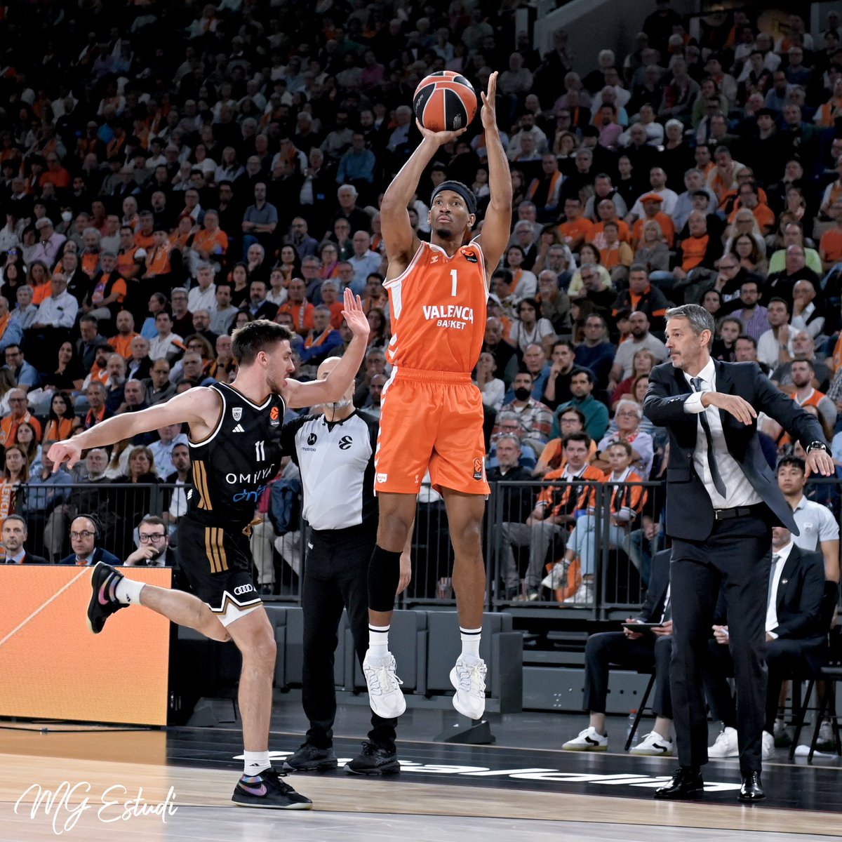 mgestudi's tweet photo. @valenciabasket 80-78 @dubaibasket 
Round 8 @EuroLeague https://t.co/u4TDdMBzI1