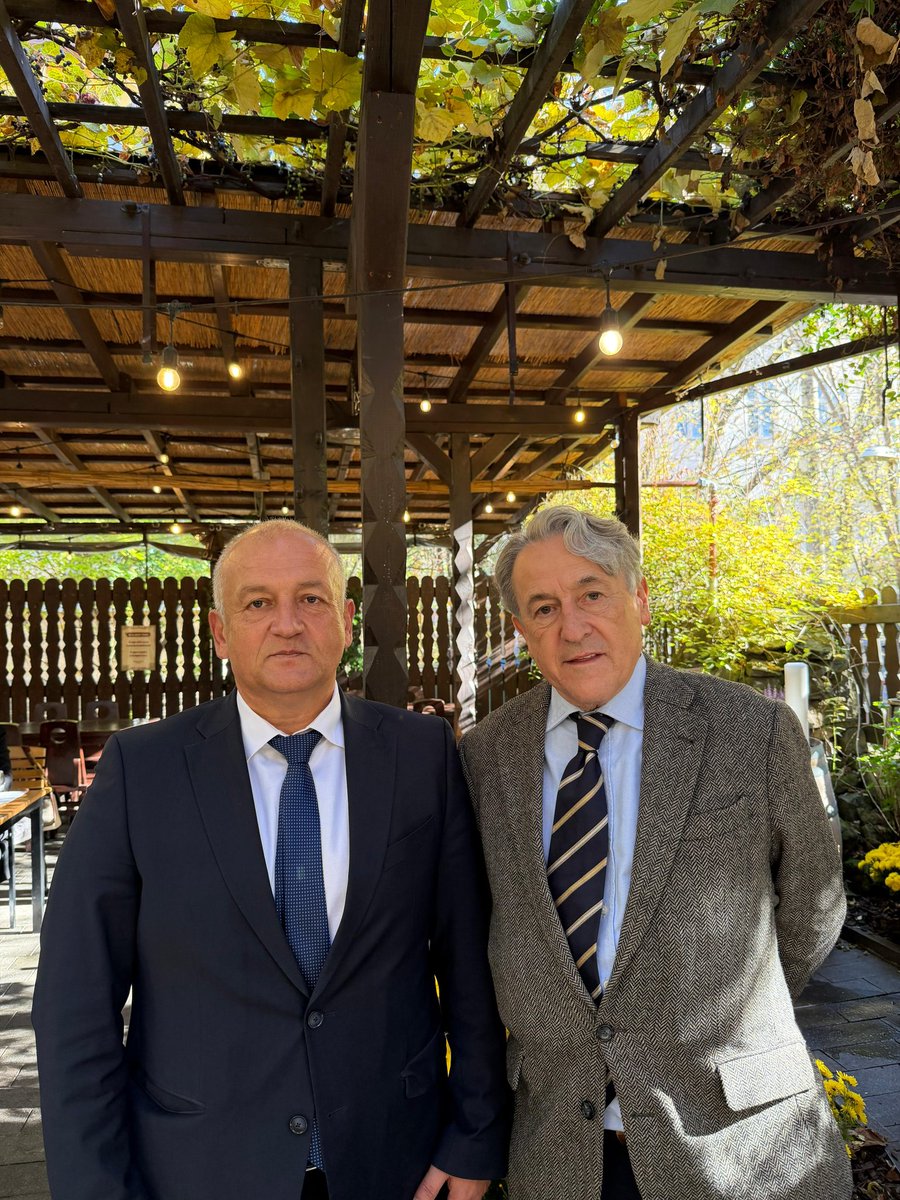 cristian_s79480's tweet image. Am avut onoarea să îl întâmpin la Cluj-Napoca pe domnul europarlamentar Hermann Tertsch (#VOX, #Spania), aliat al #AUR în grupul #ECR. Împreună, suveraniștii Europei își unesc forțele pentru a apăra valorile naționale, tradițiile și demnitatea Națiunilor Europei. 🇷🇴🇪🇸