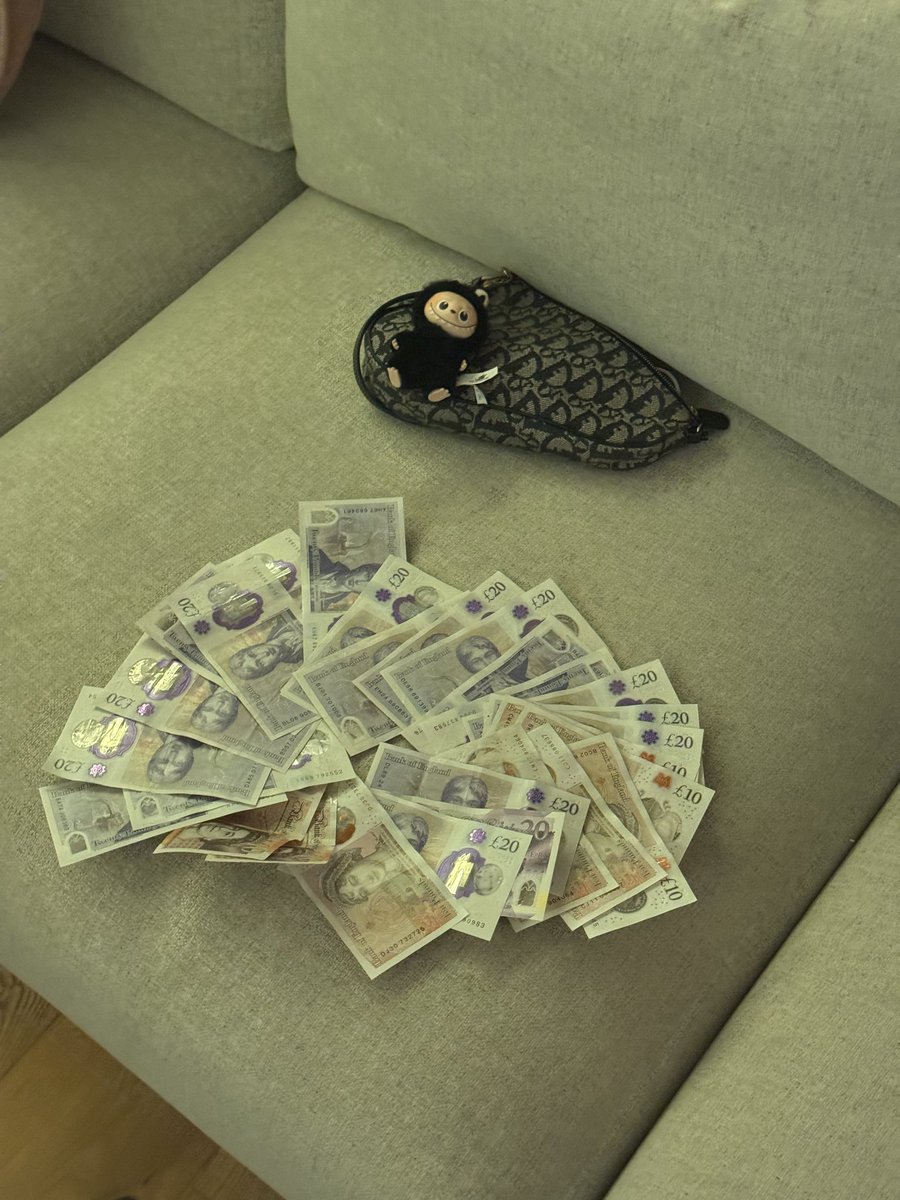 QSWorship's tweet image. I’ve been in London for an hour lol