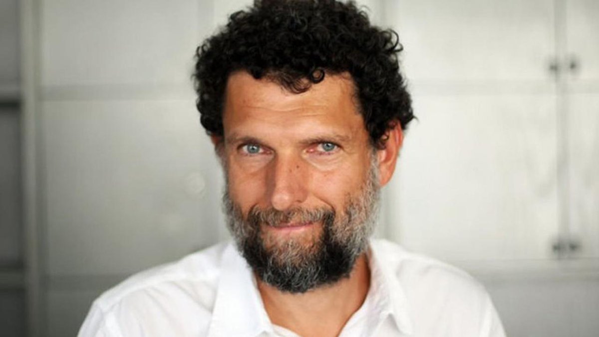 Yasaklı Seslerin Portreleri:
Osman Kavala1️⃣

🖋Civan (<a href="/civanhighnesses/">civan</a>) yazdı

1 Kasım itibariyle Osman Kavala'nın mapusta sekizinci yılı doluyor. Bu vesileyle Kavala'yı tanıyalım

Erken yaşamı ve eğitimi
Osman Kavala 2 Ekim 1957’de Paris’te doğdu. Robert Lisesi’nden 1975’te