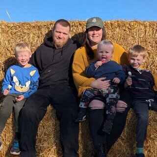 För ganska exakt ett år sedan fick vi beskedet att min fru Hannah fått spridd bröstcancer. Det var väldigt omvälvande och dramatiskt så klart. Vi har 3 barn tillsammans, den yngsta var mindre än 1 år gammal när vi fick beskedet. 
Det senaste året har varit minst sagt en berg och