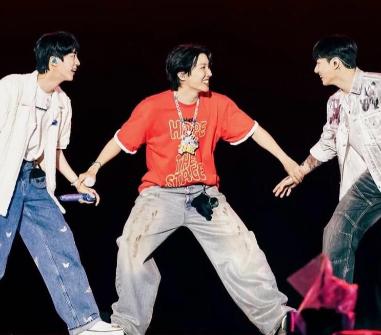 BiVhoe's tweet image. Hobi love for his members is so admirable this is why I can’t take bts members secretly hate each other agenda seriously 🫩🫩🫩