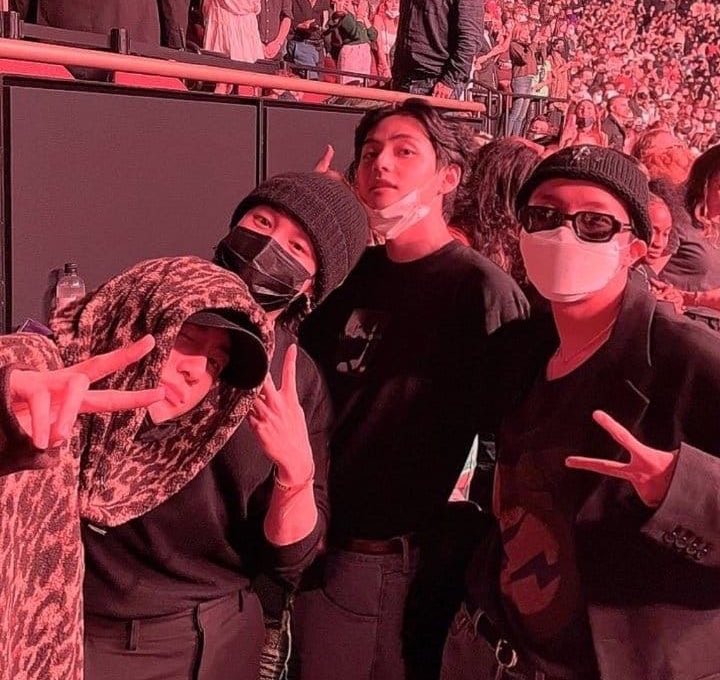 BiVhoe's tweet image. Hobi love for his members is so admirable this is why I can’t take bts members secretly hate each other agenda seriously 🫩🫩🫩