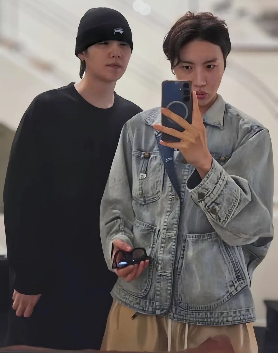 BiVhoe's tweet image. Hobi love for his members is so admirable this is why I can’t take bts members secretly hate each other agenda seriously 🫩🫩🫩