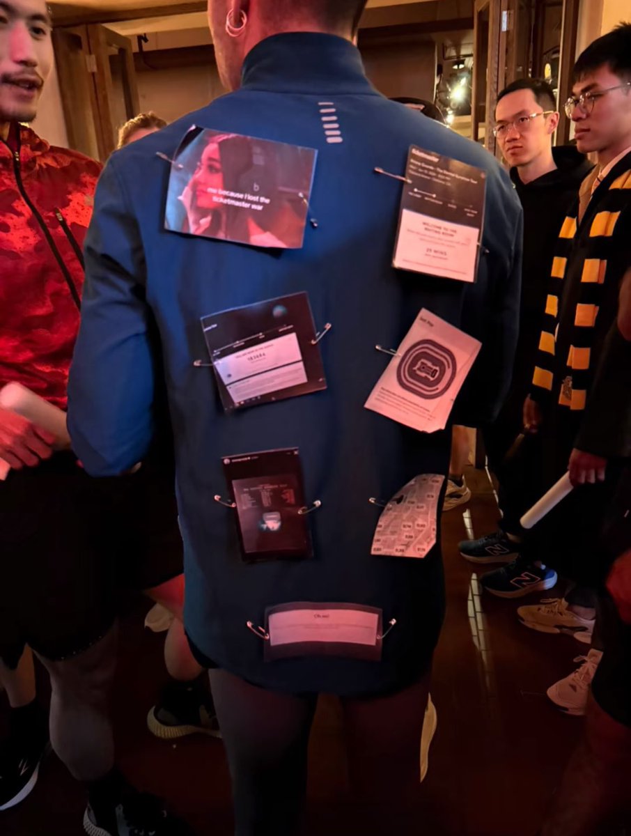 BuzzingPop's tweet image. Ariana Grande’s fan dressed up as the ‘eternal sunshine tour’ Ticketmaster war for Halloween.