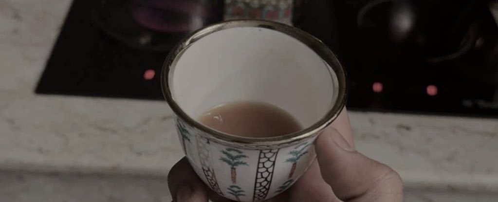 تقهويت حبك يوم عاده يجيب الراس
   بعد ما برد خليت باقيه . . لغيري