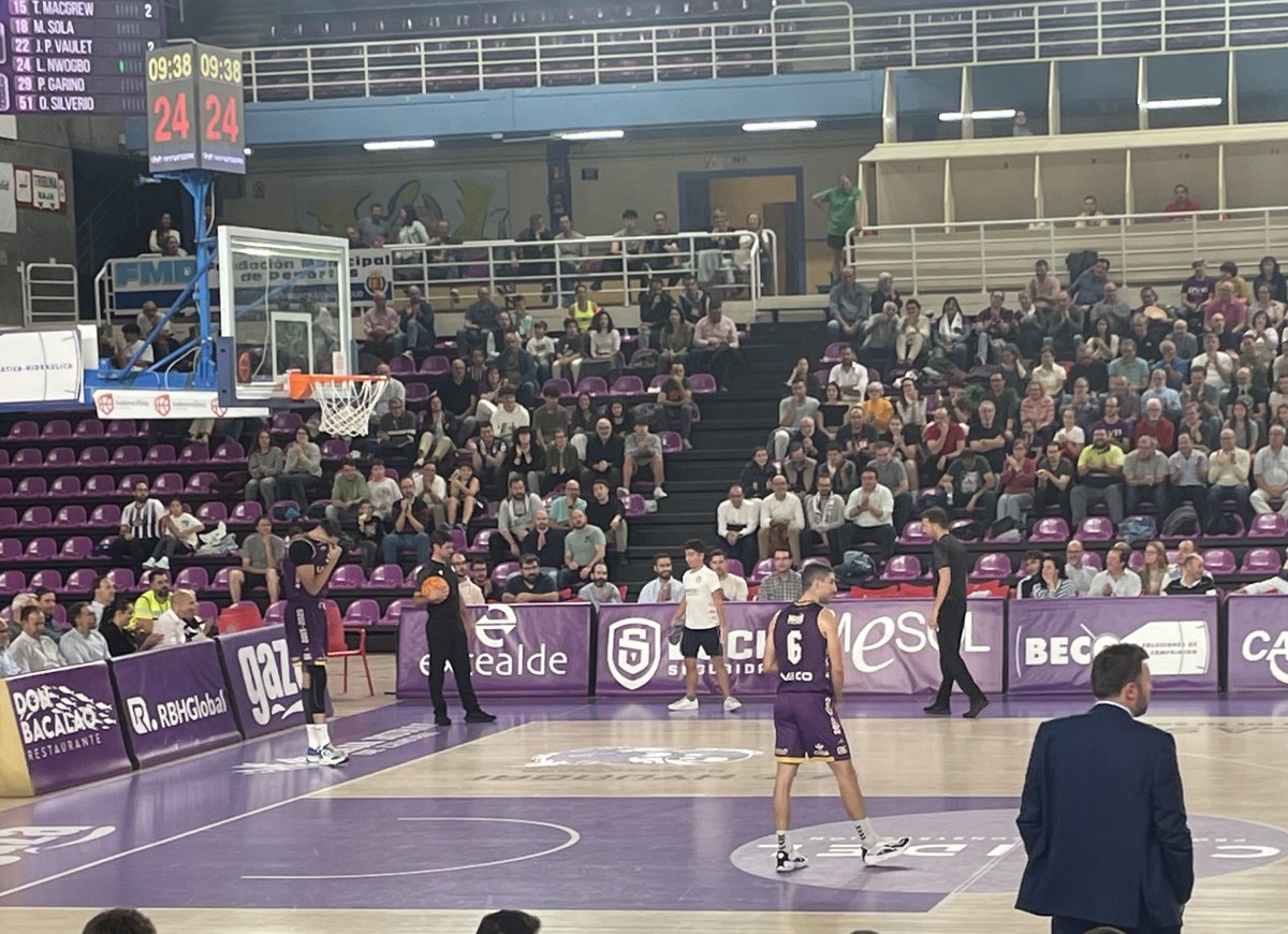 Previsión meteorólogica para mañana durante el partido del <a href="/CBC_Valladolid/">UEMC Baloncesto Valladolid</a> en Pisuerga. 

¿Hay algún plan previsto <a href="/AyuntamientoVLL/">Ayto. de Valladolid</a> para las goteras del polideportivo, más allá de que estén dos chicos secando la cancha constantemente? 

A lo mejor no se juega <a href="/yustin/">Yustin</a>