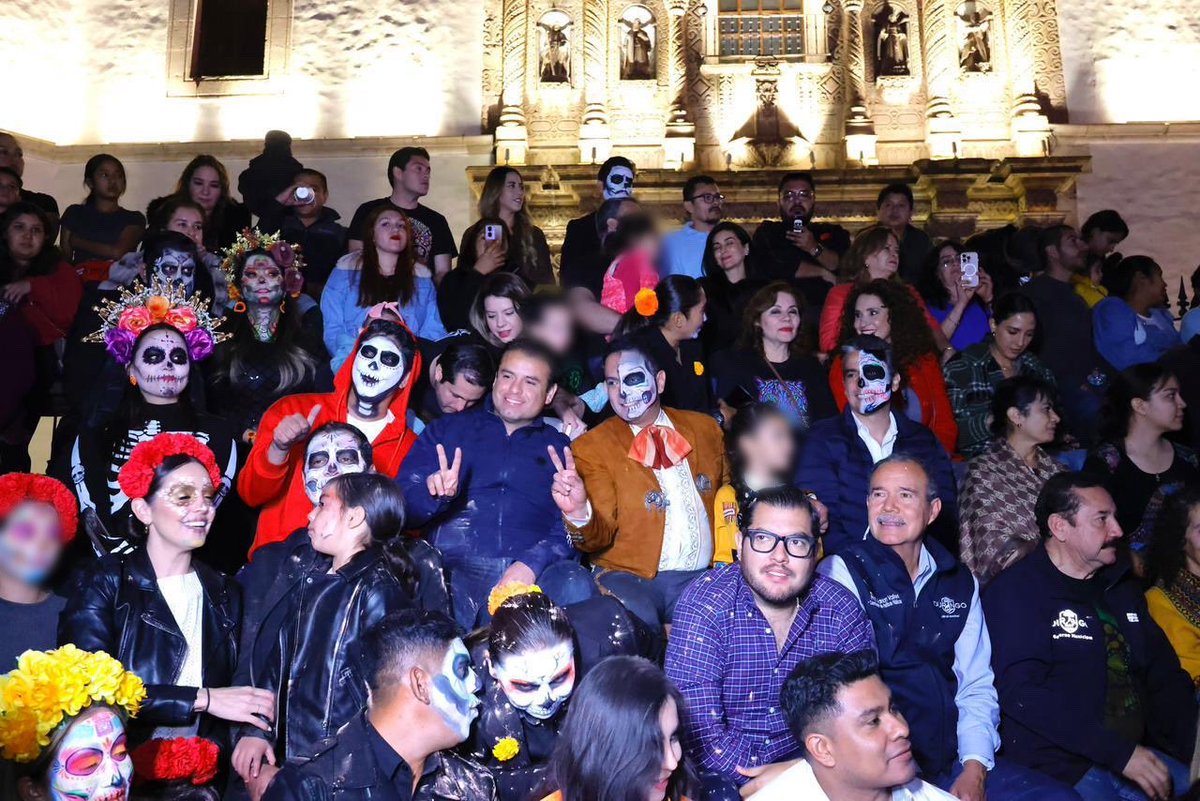 ¡Brilla el alma de Durango con nuestro tradicional Desfile #Muuki2025! 🌙✨

Qué orgullo ver a la gran familia duranguense disfrutar, reír y celebrar con tanta alegría y corazón. 🤍

Cada alebrije, cada carro y cada sonrisa hicieron de “El camino de las almas” algo inolvidable.