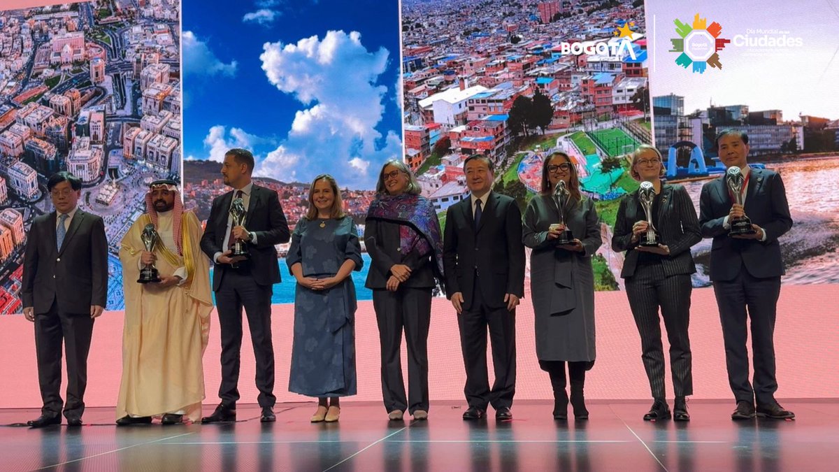 👏🏽 En el #DíaMundialDeLasCiudades, Bogotá recibió el #ShanghaiAward por su compromiso con un desarrollo urbano sostenible, humano e innovador.

Un reconocimiento que nos llena de orgullo y nos motiva a seguir construyendo una ciudad que cuida, incluye y transforma. 💛❤️