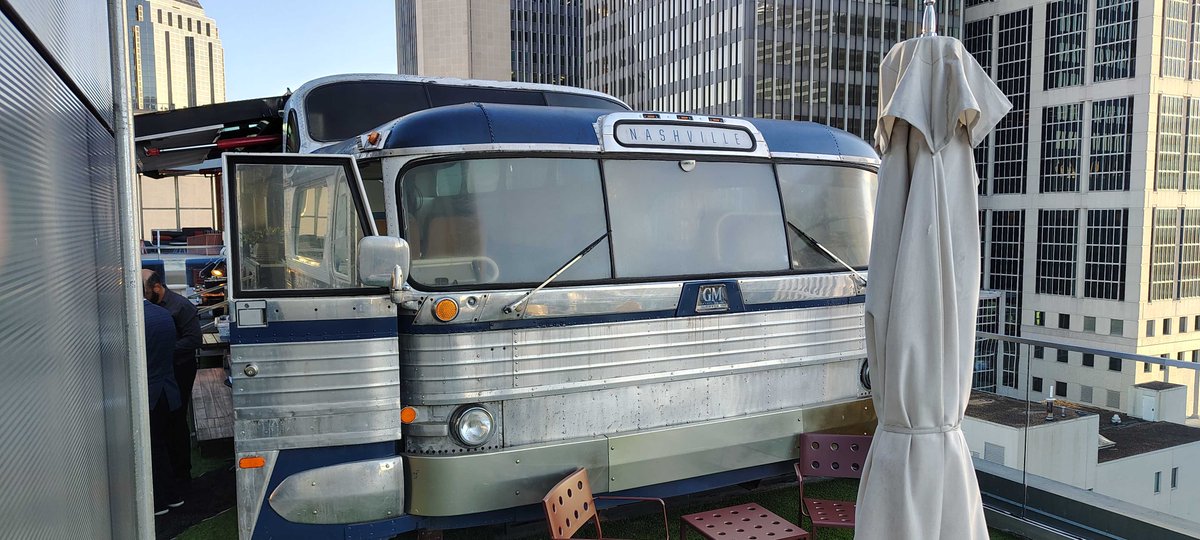 CPando_SkyTab's tweet image. 🚌✨ Looking for the coolest spot in Nashville? Check out BOBBY HOTEL NASHVILLE — where modern luxury meets creative vibes! Enjoy fine dining, fresh-made dishes, and craft cocktails in style. 🍸 But here’s the twist — there’s a real retro bus on the rooftop bar! 🚍🔥 Perfect for…