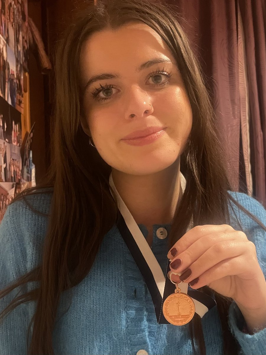 Táim fíor bhródúil as m’iníon inniu! Fuair Síofra an dara háit sa chomórtas Cuimhneacháin Sheáin Óig Uí Thuama Oireachtas na Samhna inniu #OnaS25