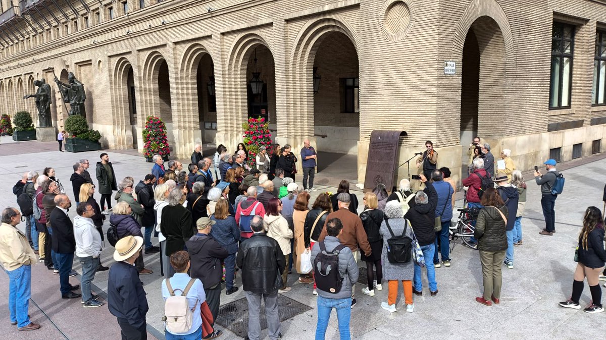 Junto a la placa de recuerdo a los concejales y trabajadores municipales asesinados por los golpistas, hoy hemos rendido homenaje a todas las victimas del franquismo.
En la plaza del pilar se ha exigido Verdad, Justicia y Reparación.
!! Fascismo nunca más!!