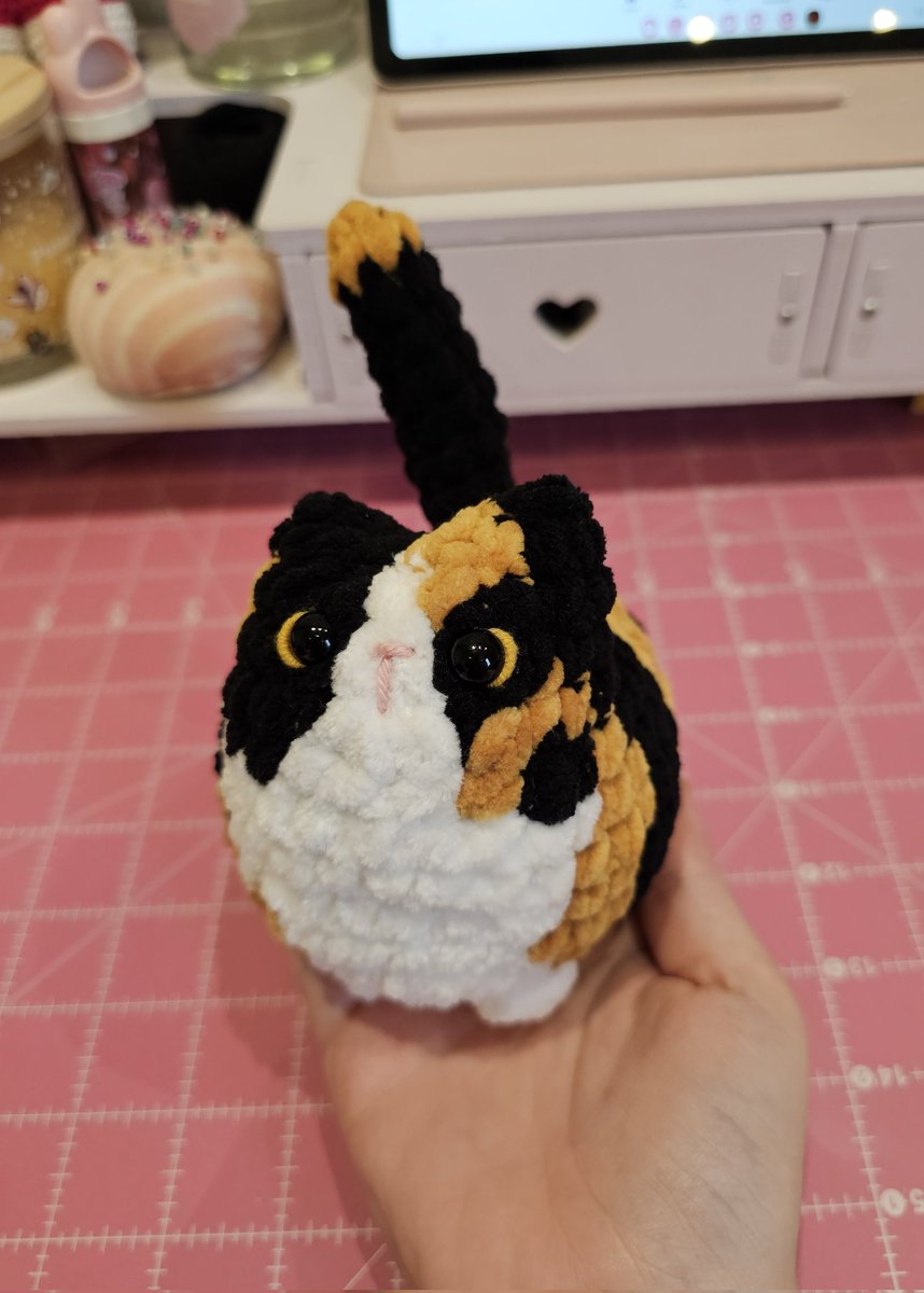 acidsaturn's tweet image. a gatinha / o crochê