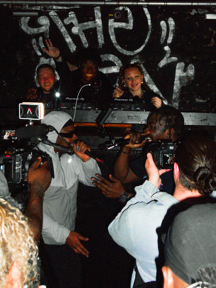 treehousewalshy's tweet photo. ⚡ RUN DAT @ Hidden went off for the @p1caps Grime 2 Shine EP launch 💿🔥 Heavy MCR link-up, sets were ridiculous 💥 Big energy from start to finish 🏃‍♂️💨 

GRIME 2 SHINE OUT NOW 💿🏆 https://t.co/ZkkDBkdOtY