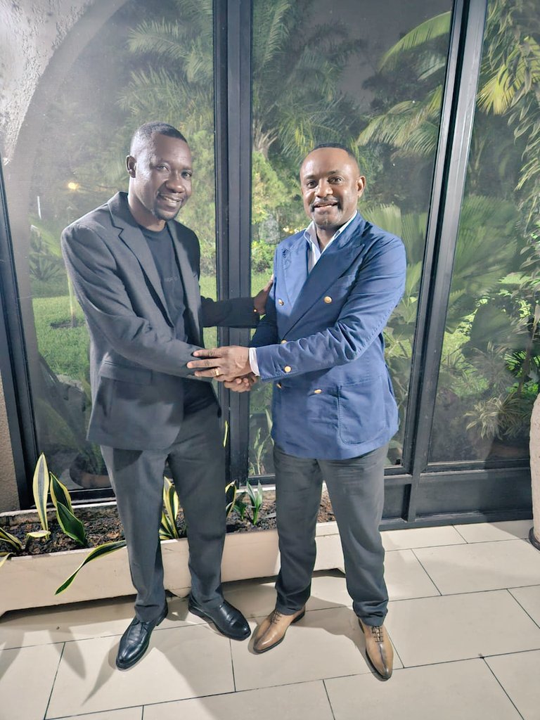 [#RDC : Instant #Kinshasa !

Après un échange fructueux et riche en idée,j'ai été ébloui par la sagesse et le patriotisme de l honorable sénateur <a href="/SalomonKalonda/">Salomon SK Della</a> !

Tout coule sans rien forcer,le bonheur nous suit !

«Pour mieux voir il faut être sur les épaules des géants !!!» ]