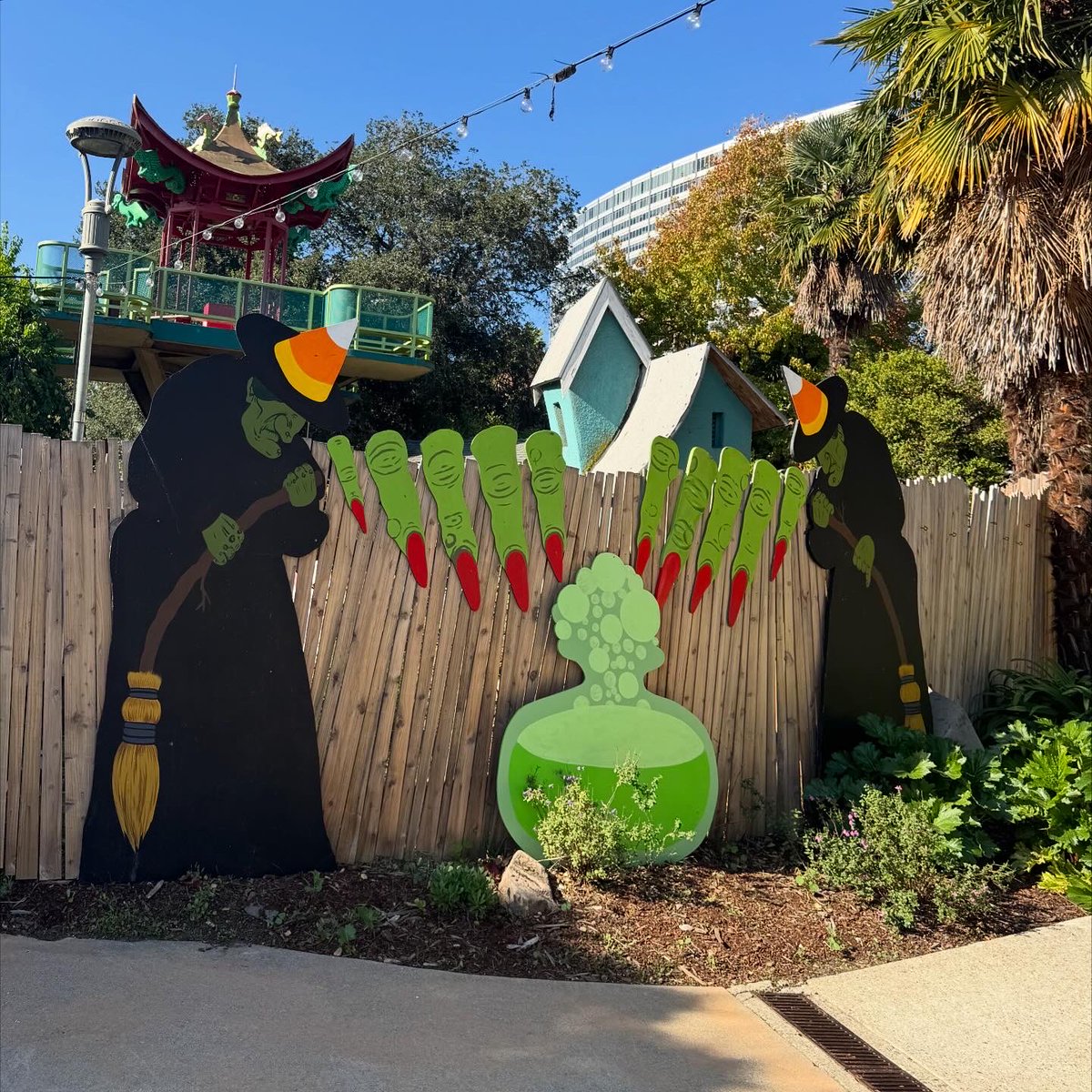 batterupsf's tweet photo. Batter Up Truck is at Children’s Fairyland today for their special Halloween Jam party! It goes on from noon - 7pm. Come dressed up in your spookiest costume and hangout with us here 🎃 👻 🧙‍♀️ 
.
.
.
.
.
#batterupsf #batteruptruck #foodtruck #childrensfairyland #halloween #spooky https://t.co/e5fN7HEUzc
