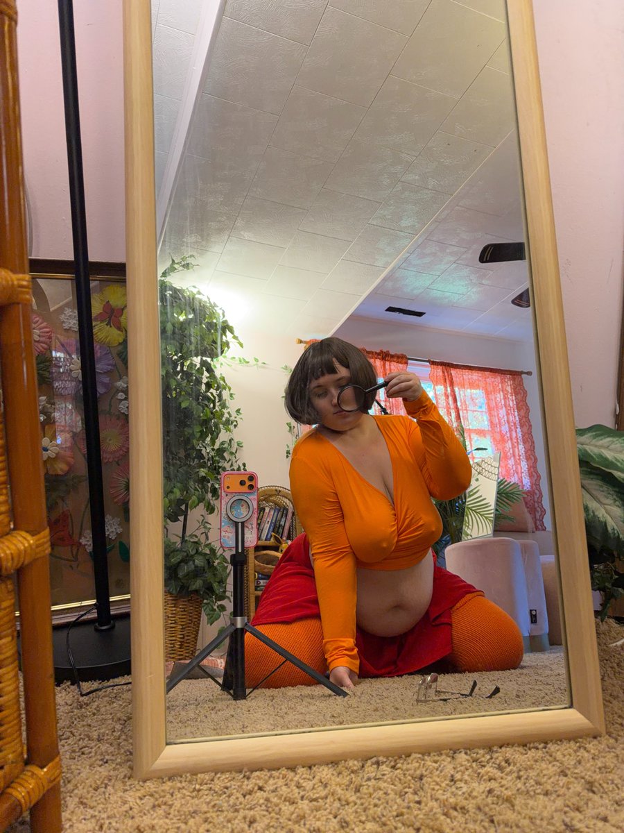 Ameliaaess's tweet photo. Can you help me find my glasses? 🤓 #Halloween #Halloween2025 https://t.co/kqLo75xbkn