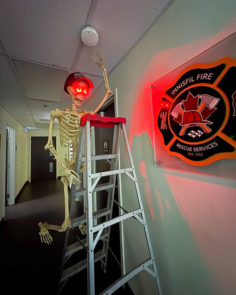 townofinnisfil's tweet image. Happy Halloween, Innisfil! 👻🎃 

Remember, there’s nothing spookier than a faulty smoke alarm. 😱 Take a moment to #PressToTest and make sure yours are working properly to avoid any real scares. @Innisfil_FIRE