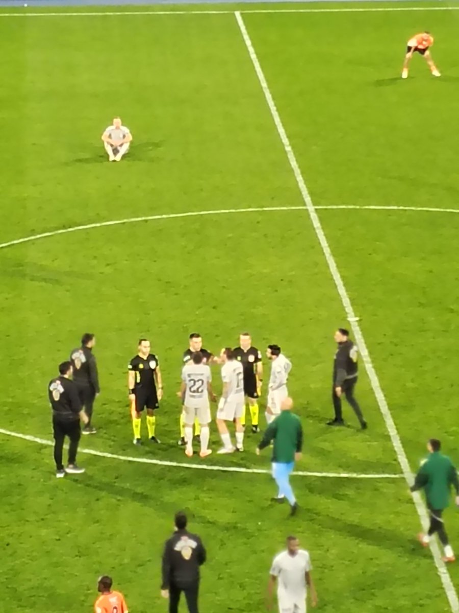Türkiye'de gördüğüm en kötü hakem triosu. Bir takımın kaderi ile bu kadar oynanır yazıklar olsun. <a href="/Kocaelispor/">Kocaelispor</a> <a href="/TFF_Org/">TFF</a> #basaksehir