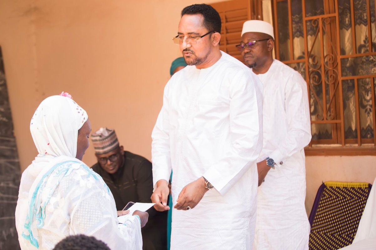 Dans le cadre du mois de la solidarité, j’ai  effectué, ce 31 octobre 2025, une série de visites auprès de migrants de retour en difficultés et de leurs familles avec mes collaborateurs, dans le but de leur apporter accompagnement et soutien.

Ma première visite a concerné la