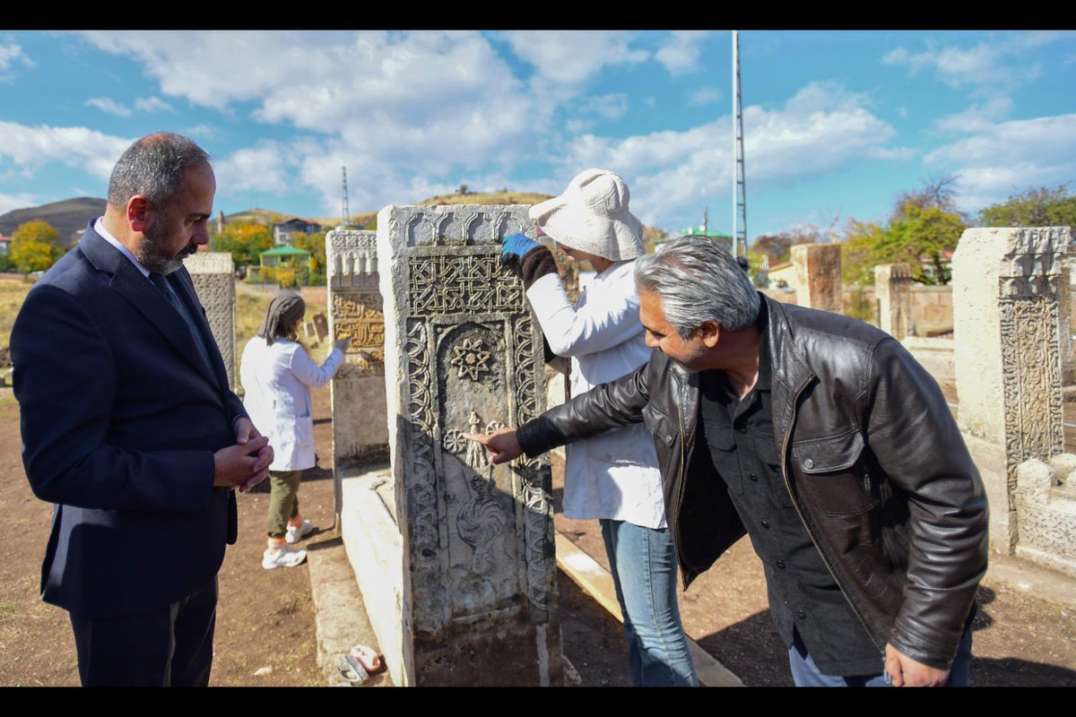 HaberVANYYU's tweet photo. Van Yüzüncü Yıl Üniversitesi olarak, ülkemizin en önemli Türk-İslam miraslarından biri olan Gevaş Selçuklu Mezarlığı’nda yürütülen kapsamlı kazı ve restorasyon çalışmalarına öncülük ediyoruz.

Akademisyenlerimiz, 700 yıllık Halime Hatun Kümbeti’ni de içinde barındıran bu kadim mezarlıkta, geçmişin izlerini bilimsel titizlikle inceliyor; kültürel mirasımızı geleceğe aktarmak için özveriyle çalışıyor.

Haberin detayı linkte 👉 https://t.co/hn6GeAYAND

Anadolu Ajansı (AA) 👉https://t.co/UHQ8YShK9E
TRT Haber — Foto Galeri👉 https://t.co/IwXQCzX5rC
Anadolu Images 👉https://t.co/afag6YS3ll

@hsevli 
#VanYüzüncüYılÜniversitesi #VanYYÜ 
#GevaşSelçukluMezarlığı
#HalimeHatunKümbeti
#TürkİslamMirası
#KültürelMiras
#Restorasyon
#BilimleGeleceğe
#TarihveKültür