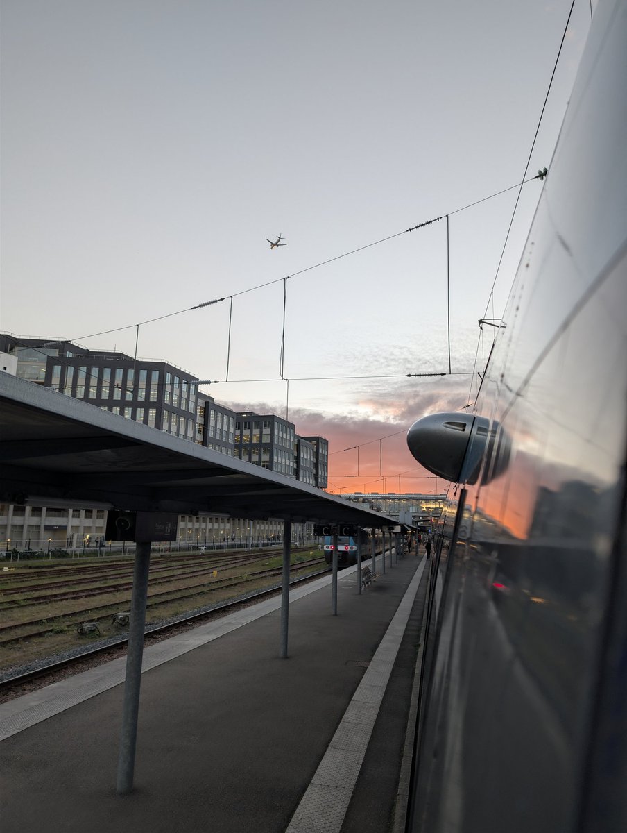 Certains prennent l'avion , d'autres choisissent le train ✈️🚄 
<a href="/TERPays2LaLoire/">TER Pays de la Loire</a> 
<a href="/nantesfr/">Ville de Nantes</a>