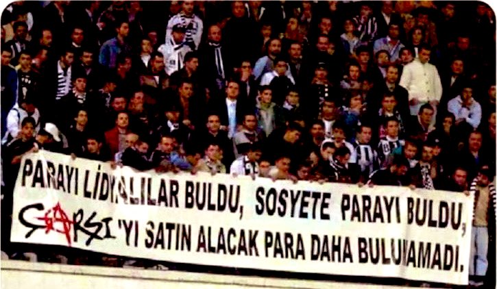 Yaptığımız paylaşımlara paralel olarak sosyal medyada türeyen, eskiden pek rastlamadığımız; internetin icadı ve sosyal medyanın yaygınlaşmasıyla birlikte çoğalan akıldan noksan bir koyun sürüsünün ortaya attığı, “Çarşı’ya bedava bilet inmiş, Çarşı’ya söz gitmiş, Çarşı satın