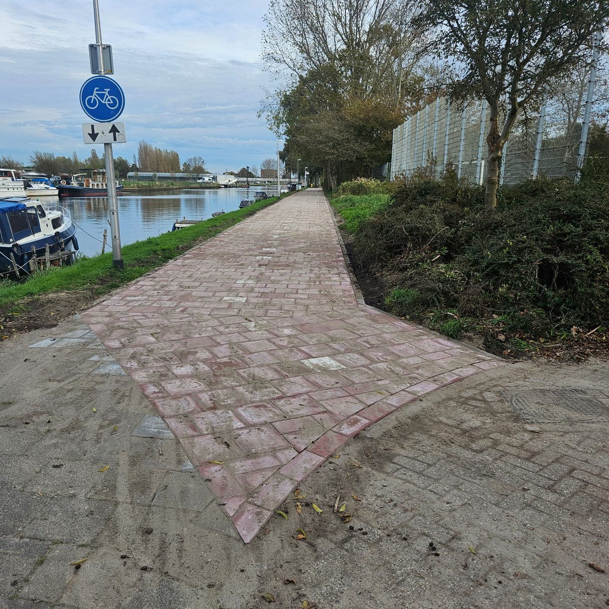 ptvanderplas's tweet photo. Het fietspad Kanaalpad ZW in Rijnsburg is weer open gesteld voor het fietsverkeer. Er is groot onderhoud uitgevoerd aan de bestrating.  Door de nieuwe rode tegels met de witte dwarsmarkering voldoet dit fietspad weer aan wet- en regelgeving. https://t.co/p5PNdlwstg