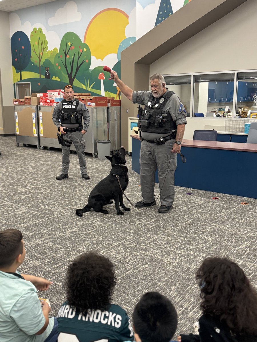 ATranLPC's tweet image. A wonderful morning spent @GleasonElem’s Career Day! @CFISDPDChief K9 Officers Hindman and Olivares &amp;amp; @CFISDPDMHIT Officer Watson loved sharing all about our jobs and how we support our @CyFairISD community. K9s Zeke &amp;amp; Loki were the stars of the show 🐾🤩💙