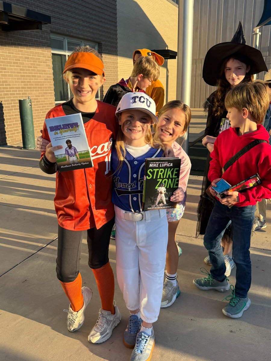 michaeldcrain's tweet image. So proud of Ainsley at the Overton Park Elementary Storybook Parade—she dressed up as her favorite @TCU_Baseball player @cramer_cole , in a custom jersey she bought &amp;amp; personalized herself! True @TCU spirit and independence. #StorybookParade #TCUBaseball #GoFrogs #ColeCramer…