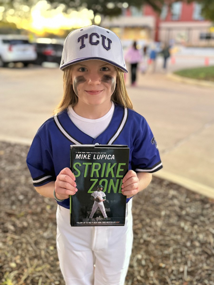 michaeldcrain's tweet image. So proud of Ainsley at the Overton Park Elementary Storybook Parade—she dressed up as her favorite @TCU_Baseball player @cramer_cole , in a custom jersey she bought &amp;amp; personalized herself! True @TCU spirit and independence. #StorybookParade #TCUBaseball #GoFrogs #ColeCramer…