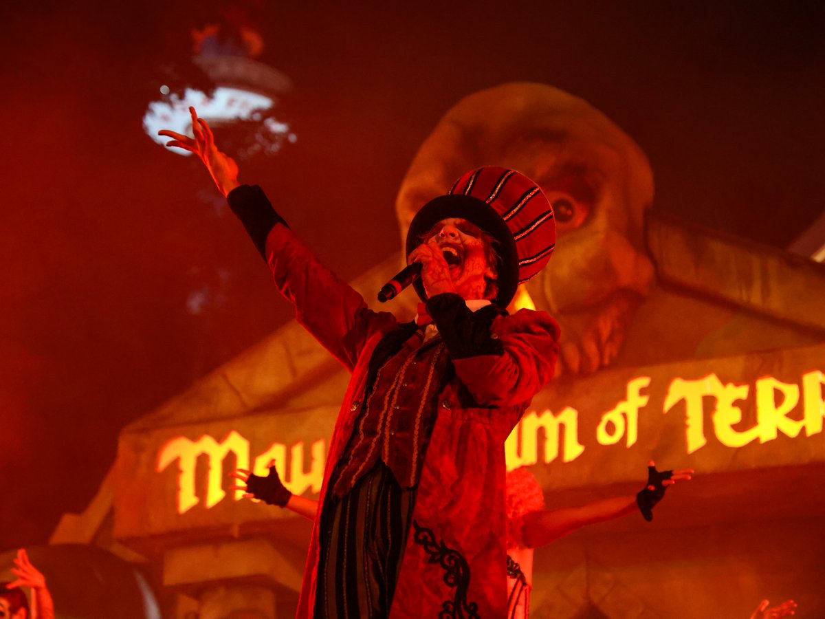 The sun has begun to retreat, fear calls your name. Make Halloween night count at Fright Fest. 🎃 #SixFlagsGreatAmerica