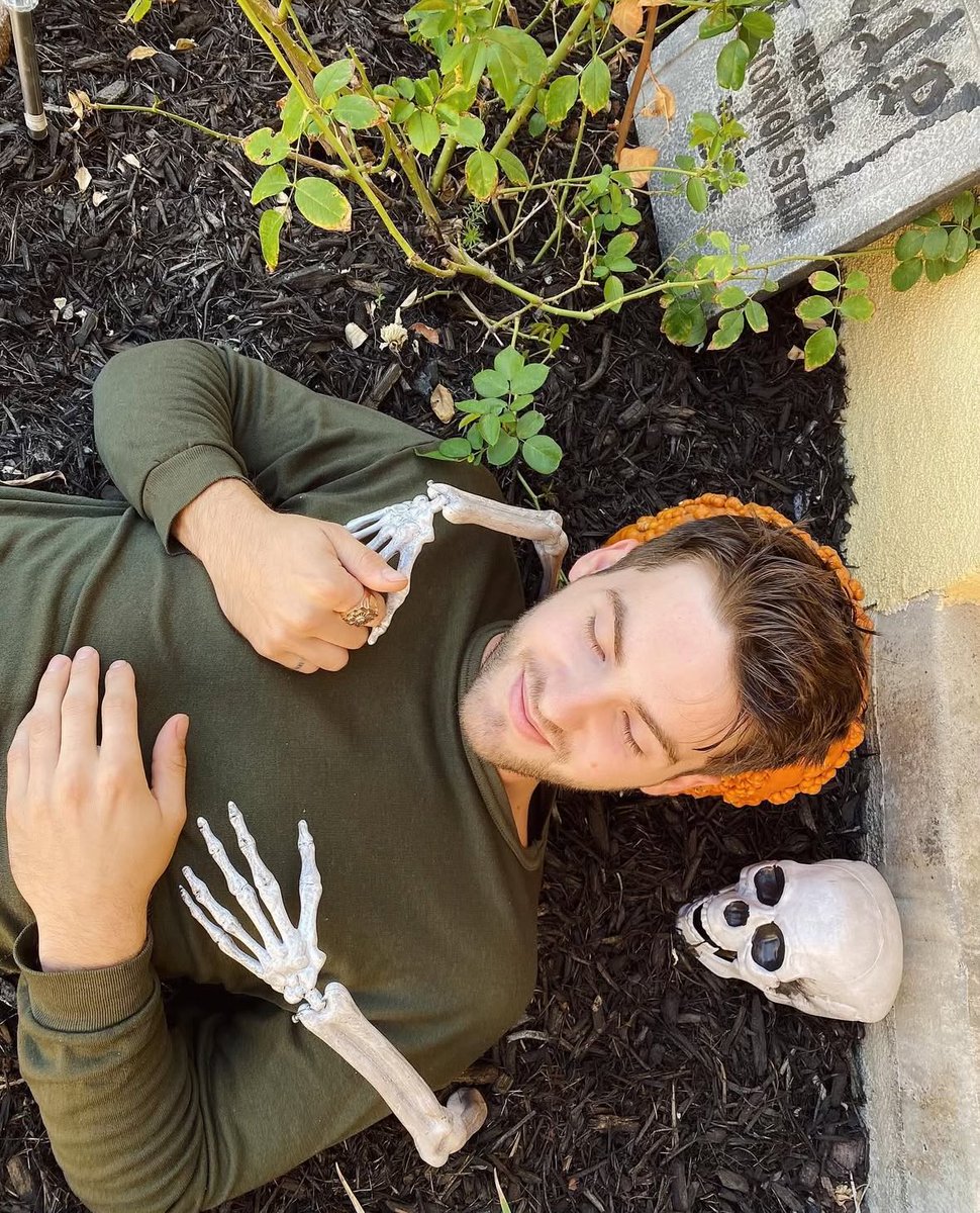 codysarchives's tweet image. happy halloween y’all! 🎃👻