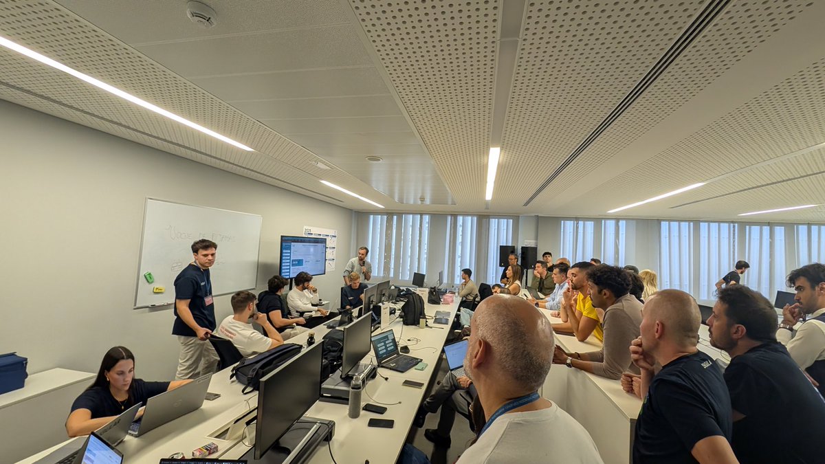 sngular's tweet photo. ¡El Datathon de @Balearia ha llegado a puerto!⚓

Qué nivelazo de talento aplicando IA al pricing dinámico.

¡Enhorabuena a los y las participantes y al equipos ganadores! 🏆 

Gracias a los compañeros de viaje: Balearia, @marina_empresas y @GoogleCloud_ES. ¡Misión cumplida! 🌊 https://t.co/Jc9yyTRpB4