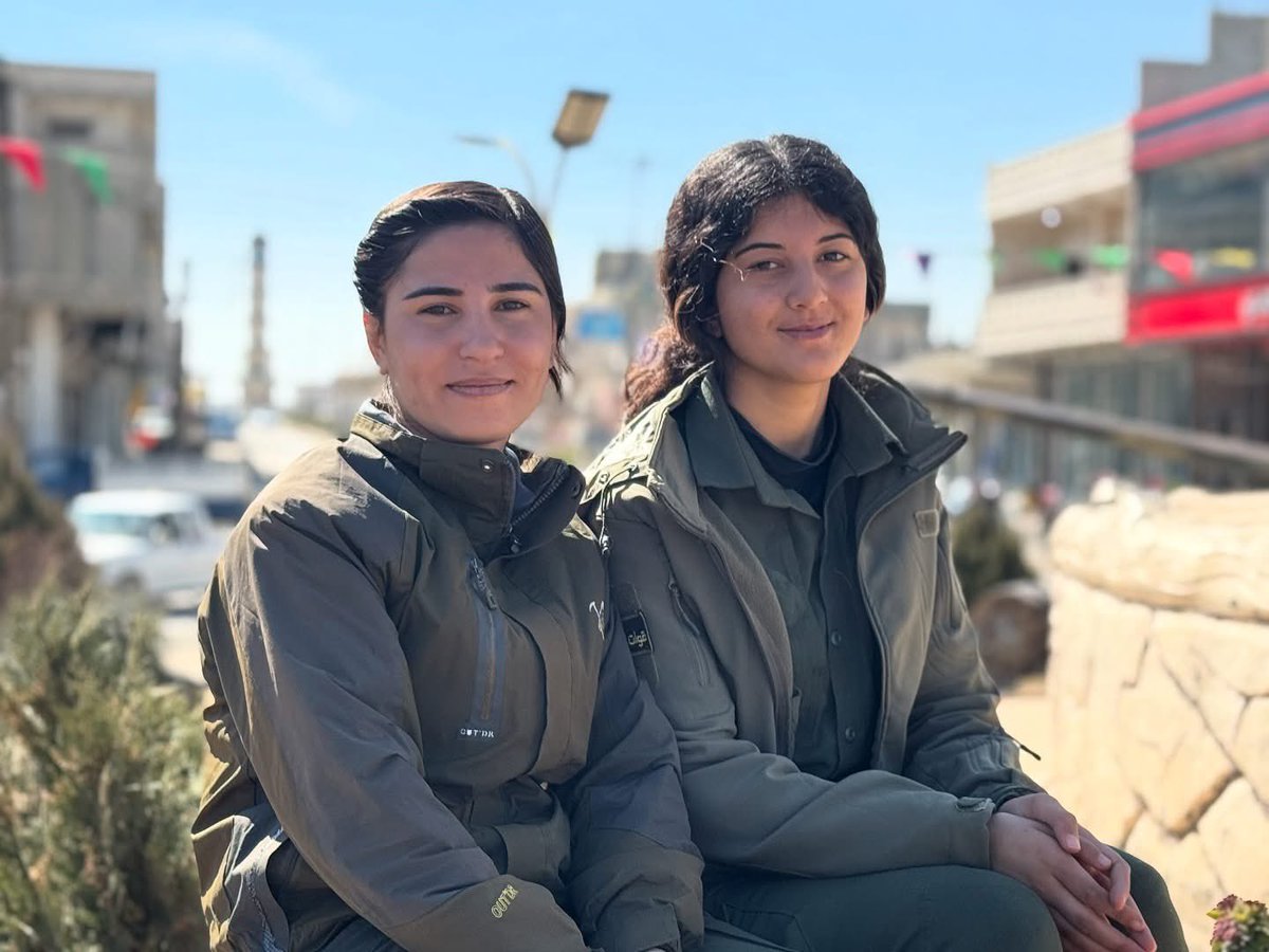 BehrangRahbari's tweet image. کوبانی برای من یعنی مقاوت، رشادت و از خودگذشتگی؛ زنان و مردان این شهر برای مبارزه با تحجر چه جانفشانی‌ها که نکردند. 

همچنان هم رژیم اردوغان مشغول بمباران این منطقه‌ و کشتن شهروندان است. 

۱ نوامبر روزجهانی کوبانی گرامی.

#زن_زندگی_آزادی