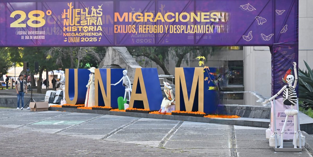 UNAM_MX's tweet photo. ¡Ya inició la #MegaOfrendaUNAM2025 🏵️! Con la temática “Huellas de nuestra historia: Migraciones, exilio, refugio y desplazamientos"", disfrútala en @UniversumMuseo. Tienes hasta el 2 de noviembre, ¡no faltes! 👇.
@Comunidad_UNAM
#DíaDeMuertos 💀 https://t.co/C0y2bZ8IwB